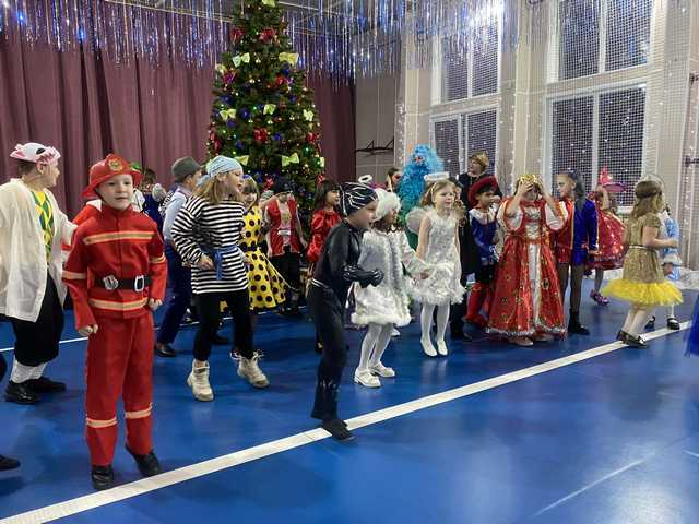 сказочные новогодние представления. дед мороз и снегурочка кремлевская елка. новогоднее представление 5 6 классов. новогоднее представление 5 6 классов. новогоднее представление.